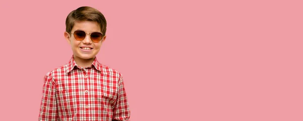 Niño Guapo Con Ojos Verdes Confiado Feliz Con Una Gran —  Fotos de Stock