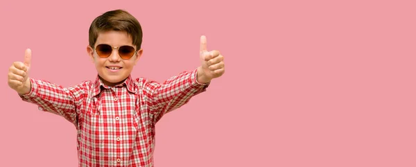 Niño Guapo Con Ojos Verdes Pie Feliz Positivo Con Los —  Fotos de Stock