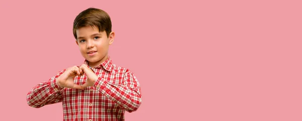 Όμορφος Νήπιο Παιδί Πράσινα Μάτια Χαρούμενος Δείχνει Αγάπη Χέρια Σχήμα — Φωτογραφία Αρχείου