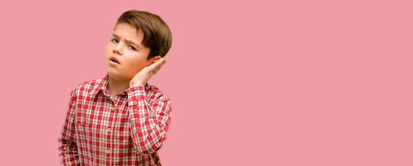 Niño Guapo Con Ojos Verdes Tomados Mano Cerca Oreja Tratando —  Fotos de Stock