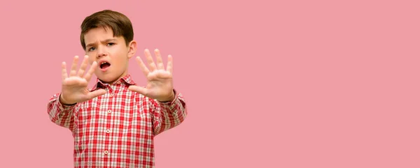 Niño Guapo Con Ojos Verdes Disgustado Enojado Manteniendo Las Manos — Foto de Stock