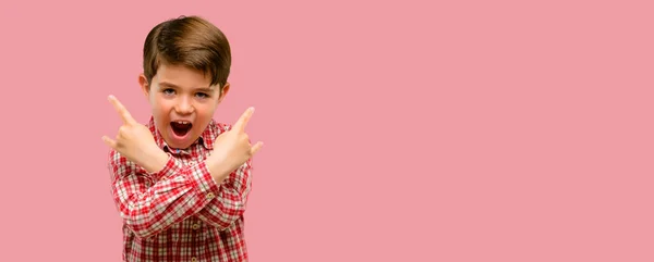 Niño Guapo Con Ojos Verdes Haciendo Símbolo Roca Con Las — Foto de Stock