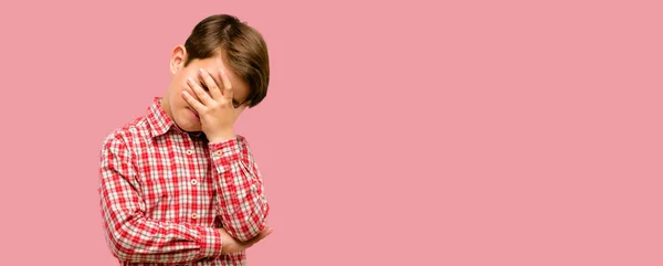 Niño Guapo Con Ojos Verdes Estresante Mantener Las Manos Cabeza —  Fotos de Stock