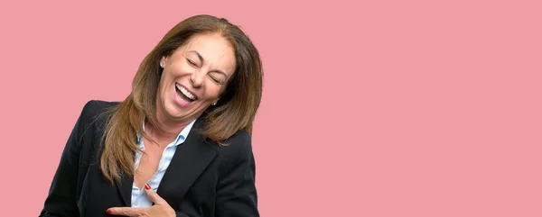 中年女性実業家自信を持って 自然と笑顔が大きな笑いと幸せ — ストック写真