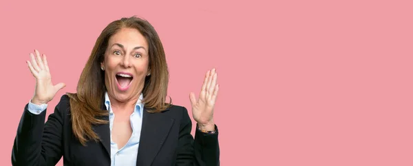 Mulher Negócios Meia Idade Feliz Surpreso Aplaudindo Expressando Gesto Wow — Fotografia de Stock