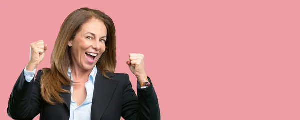 中年のビジネス女性の幸せと興奮の勝利のジェスチャーを表現します 勝利を祝って — ストック写真