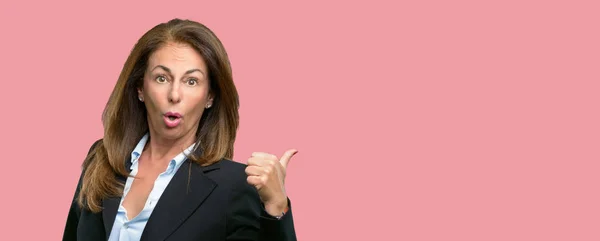 中年女性実業家幸せと驚きを指して表現するすごいジェスチャーを応援 — ストック写真