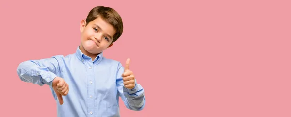 Niño Guapo Con Ojos Verdes Confundido Con Pulgares Hacia Arriba — Foto de Stock