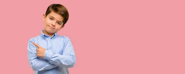 Niño Guapo Con Ojos Verdes Apuntando Hacia Lado Con Dedo —  Fotos de Stock