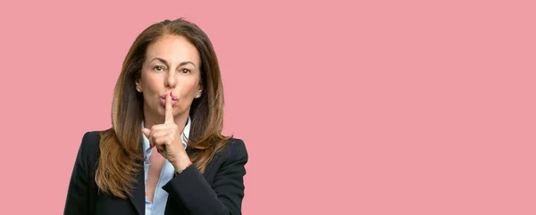 Orta Yaş Kadını Dilinde Işaret Parmağı Ile Sorun Sessiz Olmalısın — Stok fotoğraf
