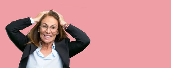 中年女性実業家恐怖 不安とパニックのジェスチャー 圧倒を表現する神経 — ストック写真