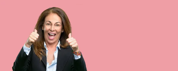 ビジネス女性が中年に耐える幸せといいジェスチャーを表現する大きな笑みを浮かべて承認を親指で正 — ストック写真
