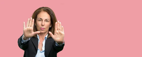 中年企业妇女对不良态度感到恼火 用手停止手势 表示安全 防守或限制 也许推 — 图库照片