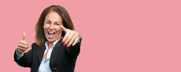 ビジネス女性が中年に耐える幸せといいジェスチャーを表現する大きな笑みを浮かべて承認を親指で正 — ストック写真