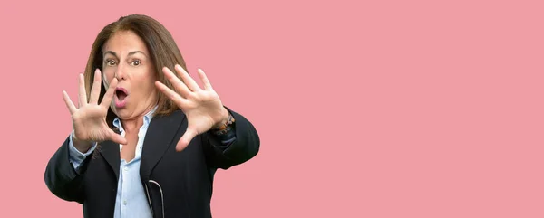 Mulher Negócios Meia Idade Enojada Com Raiva Mantendo Mãos Gesto — Fotografia de Stock