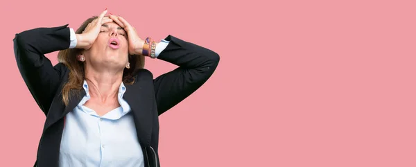 Mulher Negócios Meia Idade Estressante Mantendo Mãos Cabeça Cansado Frustrado — Fotografia de Stock