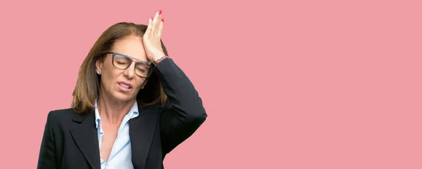 Mulher Negócios Meia Idade Estressante Mantendo Mão Cabeça Cansado Frustrado — Fotografia de Stock