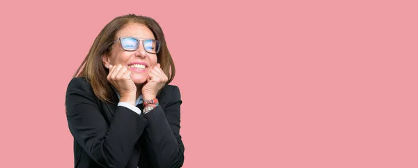 Mujer Negocios Mediana Edad Segura Feliz Con Una Gran Sonrisa —  Fotos de Stock