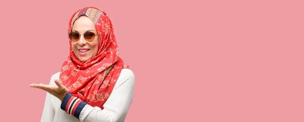 Donna Araba Musulmana Mezza Età Che Indossa Hijab Con Qualcosa — Foto Stock