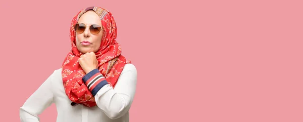 Medelåldern Muslimska Arabiska Kvinnan Bär Hijab Tänkande Och Letar Upp — Stockfoto