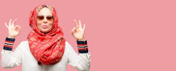 Meditasyon Gevşeme Ifade Iki Elinle Işareti Jest Yapıyor Hijab Giyen — Stok fotoğraf