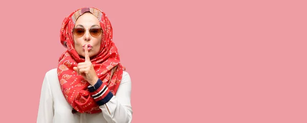 中年穆斯林阿拉伯妇女戴着头巾 手指在唇上 要求安静 沉默和秘密概念 — 图库照片