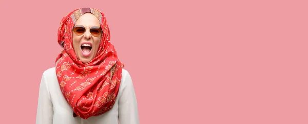 中世纪的穆斯林阿拉伯妇女戴着头巾压力重重 惊恐万分 大叫着恼怒和沮丧 不愉快的手势 烦人的工作让我发疯 — 图库照片