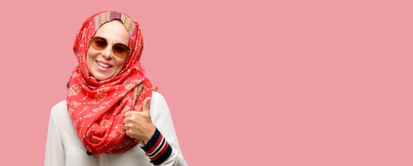 中世纪穆斯林阿拉伯妇女戴着头巾微笑着广泛显示竖起大拇指手势相机 表达的喜欢和批准 — 图库照片