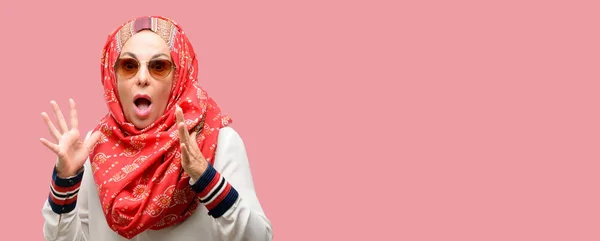 Mujer Árabe Musulmana Mediana Edad Usando Hijab Estresante Manteniendo Las — Foto de Stock