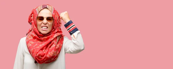ヒジャーブを着て中年イスラム アラブ女性のイライラし 怒っている否定的な感情を表現する 誰かと悩まされて — ストック写真