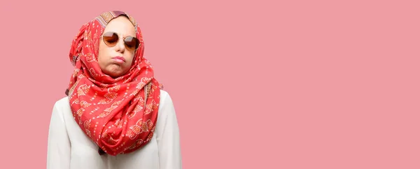 Middelbare Leeftijd Arabische Moslimvrouw Dragen Hijab Met Slaperige Expressie Overwerkt — Stockfoto