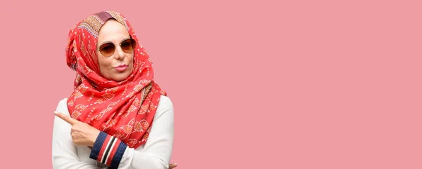 Muslimische Araberin Mittleren Alters Trägt Hijab Und Zeigt Mit Dem — Stockfoto