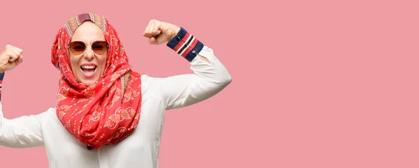 中世纪穆斯林阿拉伯妇女戴头巾高兴和兴奋庆祝胜利表达了巨大的成功 能量和积极的情绪 庆祝新工作快乐 — 图库照片