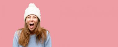 Orta yaş kadın yün kış stresli, panik, korku içinde şapkası bıkkın ve hayal kırıklığına uğramış bağırarak. Hoş bir jest. İş sataşmak beni çıldırtıyor