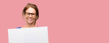 Orta yaş kadın yün kazak ve gözlük tutan boş reklam banner, reklam, teklif veya duyuru, büyük kağıt billboard iyi poster