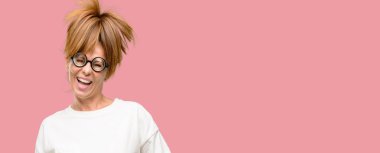 Aptal olduğuna emin ve mutlu bir büyük doğal gülümseme gülmek ile deli orta yaş kadın