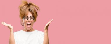 Aptal mutlu ve ifade wow jest tezahürat gözlüklü deli orta yaş kadın