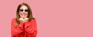 Orta yaş kadın dehşet ve sinir anksiyete ve panik jest, bunalmış ifade kalp güneş gözlüğü takıyor