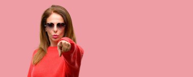 Orta yaş kadın parmak ile ön işaret kalp güneş gözlüğü takıyor