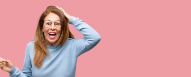 Yün kazak ve serin gözlük uzak yan parmak ile işaret orta yaş kadın