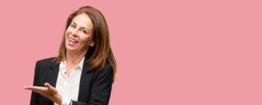 Bir şey boş elinde tutan ceket giyen orta yaş kadın