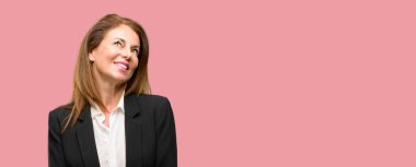 Orta yaş kadın giyiyor ceket düşünme ve şüphe ve merak ifade arıyorum