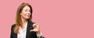 Ceket gurur, heyecanlı ve küstah, zafer yüzü ile işaret giyen orta yaş kadın