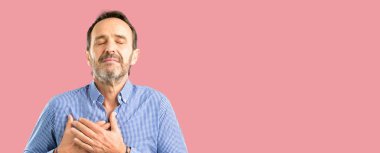 Yakışıklı orta yaş adam elinde kalp, sevgi ve sağlık kavramı ifade