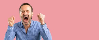 Yakışıklı orta yaş adam mutlu ve ifade wow jest tezahürat