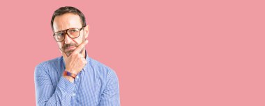 Yakışıklı orta yaş erkek şüphe ifade, şaşırtmak ve kavramı, belirsiz gelecek merak ediyorum