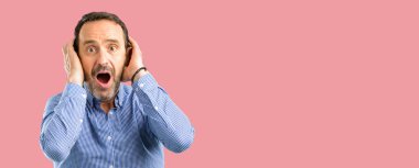 Yakışıklı orta yaş adam mutlu ve ifade wow jest tezahürat