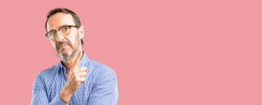 Uzak yan parmak ile işaret yakışıklı orta yaş erkek