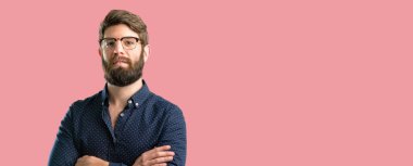 Kendinden emin ve mutlu bir büyük doğal gülümseme gülmek ile çapraz kollu büyük sakallı genç hipster adam