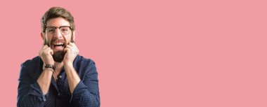 Mutlu ve ifade wow jest tezahürat büyük sakallı genç hipster adam